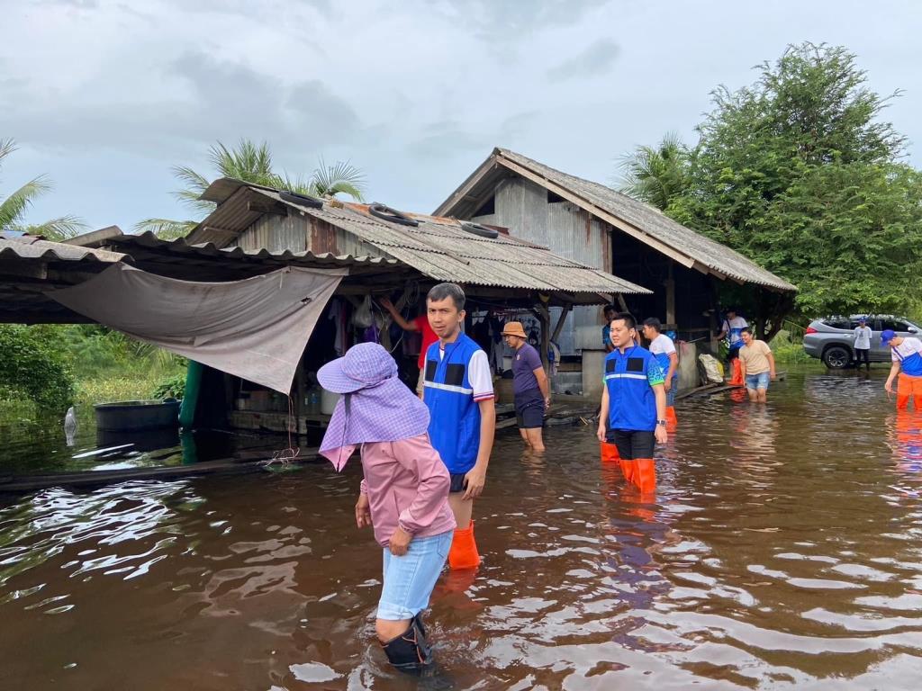 “ชนนพัฒฐ์”ลุยลงพื้นที่ช่วยเหลือ ปชช.อย่างหนัก หลังสงขลาอ่วม! ฝนถล่ม แถมน้ำทะเลสาบหนุนท่วมบ้าน 4 อำเภอ