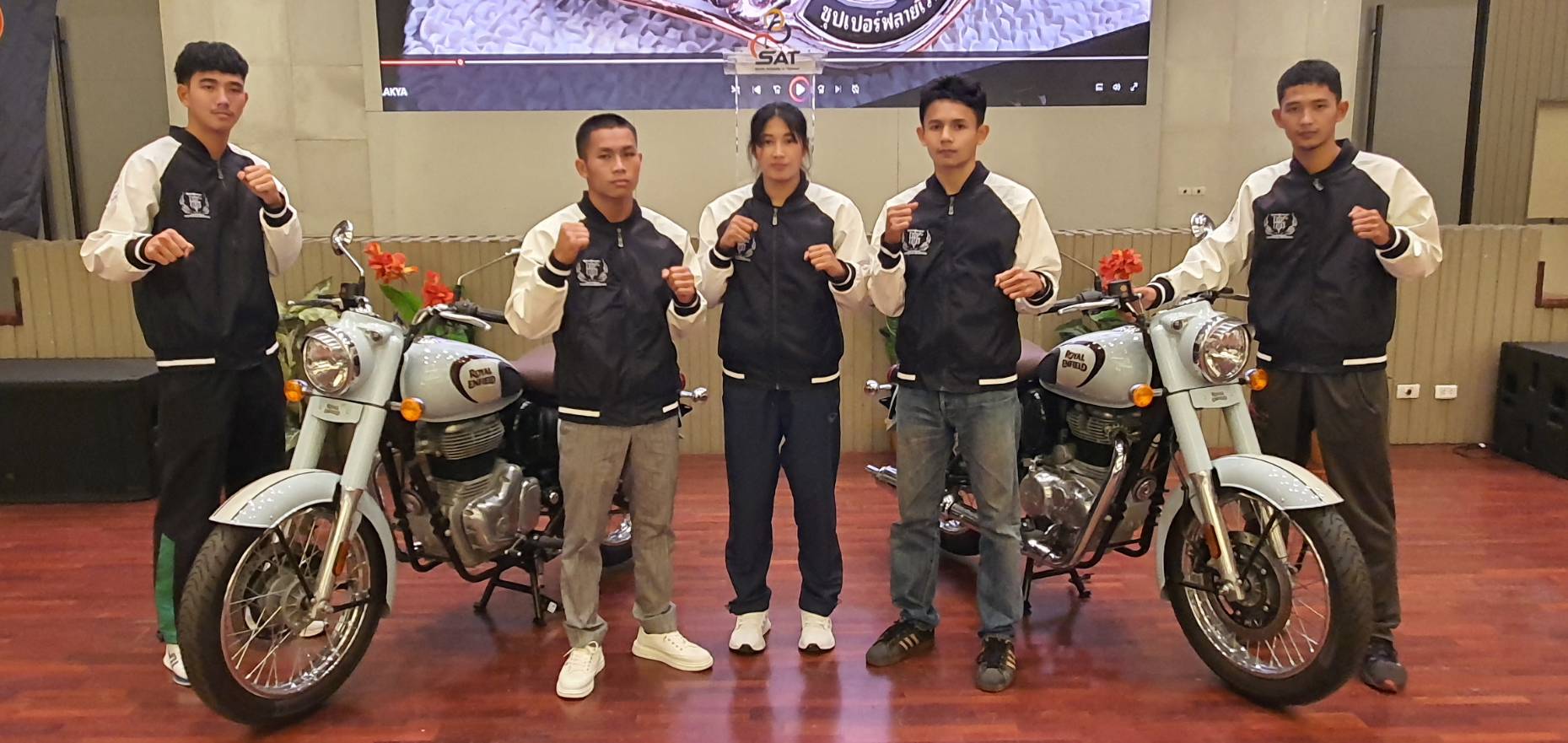 แจกรางวัลแชมป์มวยไทยรากหญ้าได้รถจักรยานยนต์Royal enfield+เงิน 2.2 แสน