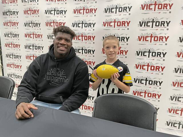 Salem car dealership kicks off November food drive with Steelers tight end