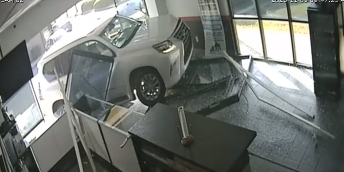 WATCH: Car smashes through front window of Owensboro vape shop