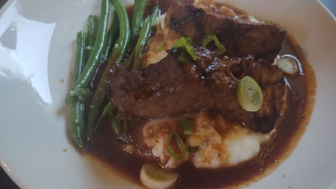 Review: Southern restaurant features meat and seafood in Florida tropical setting