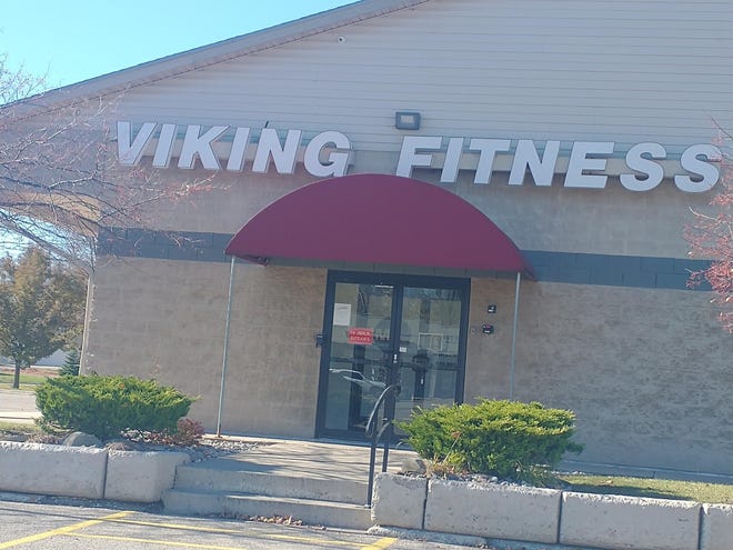 Woman sues Viking Fitness Center over inappropriate tanning bed photos