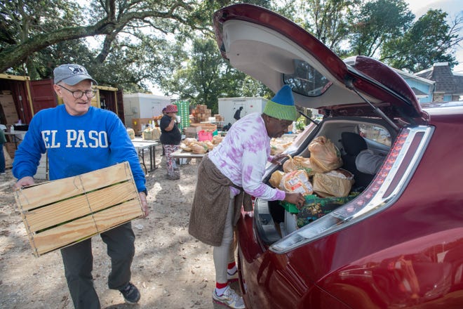 Epps Christian Center distributes food and prepares Thanksgiving meals for needy families