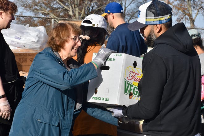 ‘It brings me a lot of joy.’ Volunteers feed hundreds at Thanksgiving food giveaway