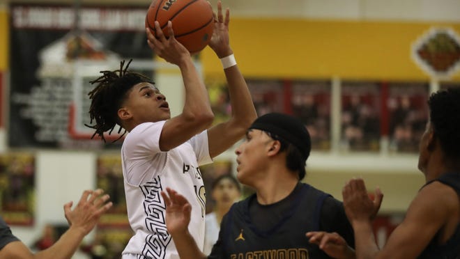 Eastwood boys basketball continues to shine after road win
