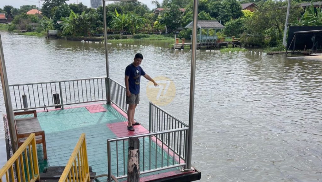 นนทบุรี ชายหนุ่มมาทำบุญให้อาหารปลาโทรศัพท์มือถือหลุดมือตกคลอง ร้องขอกู้ภัยช่วยหาจนพบ