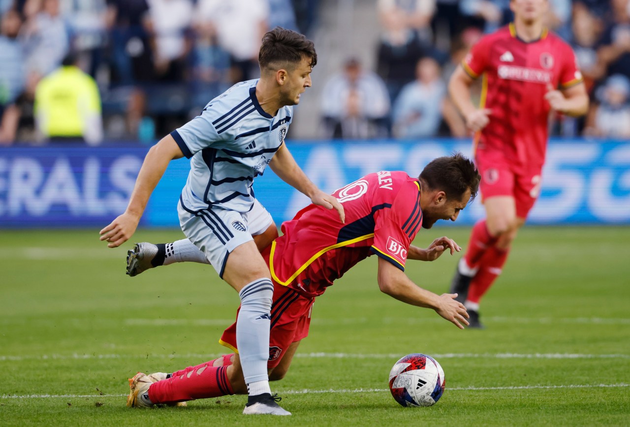 Sporting KC pulls off upset to knock St. Louis out of playoffs