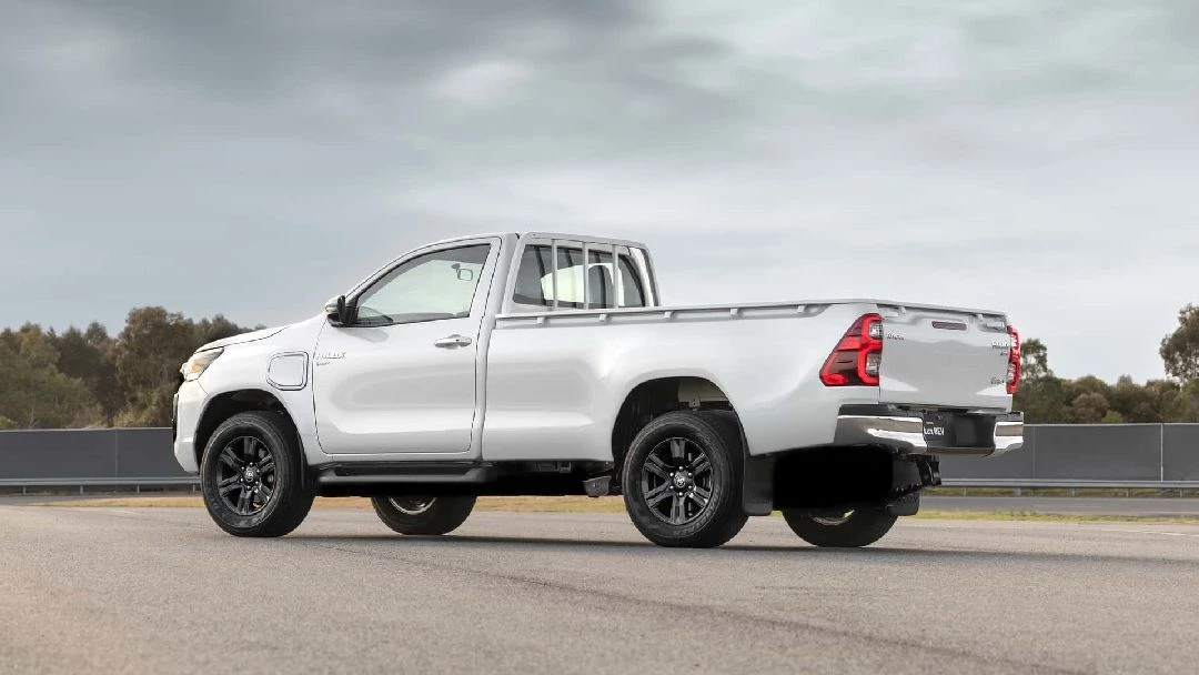 Toyota Hilux BEV เปิดตัวรถกระบะไฟฟ้า 100% ทดลองวิ่งเป็น “รถสองแถว” ในพัทยา