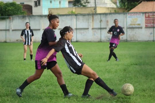 Cano estreia time feminino de futebol