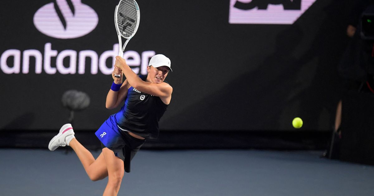 Swiatek eases past Sabalenka to earn spot in WTA Finals championship