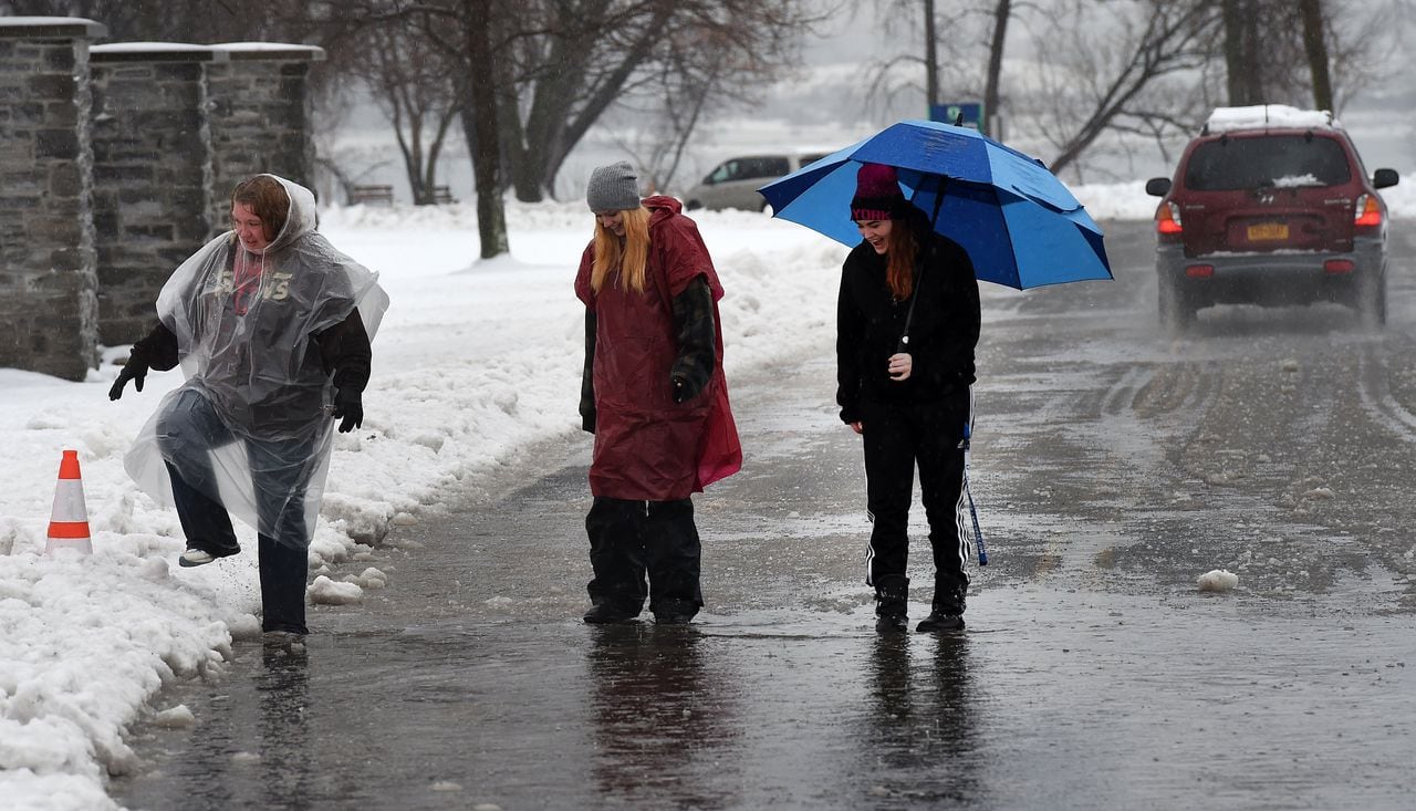 Parts of Upstate NY under winter weather alerts as Thankgiving travel starts