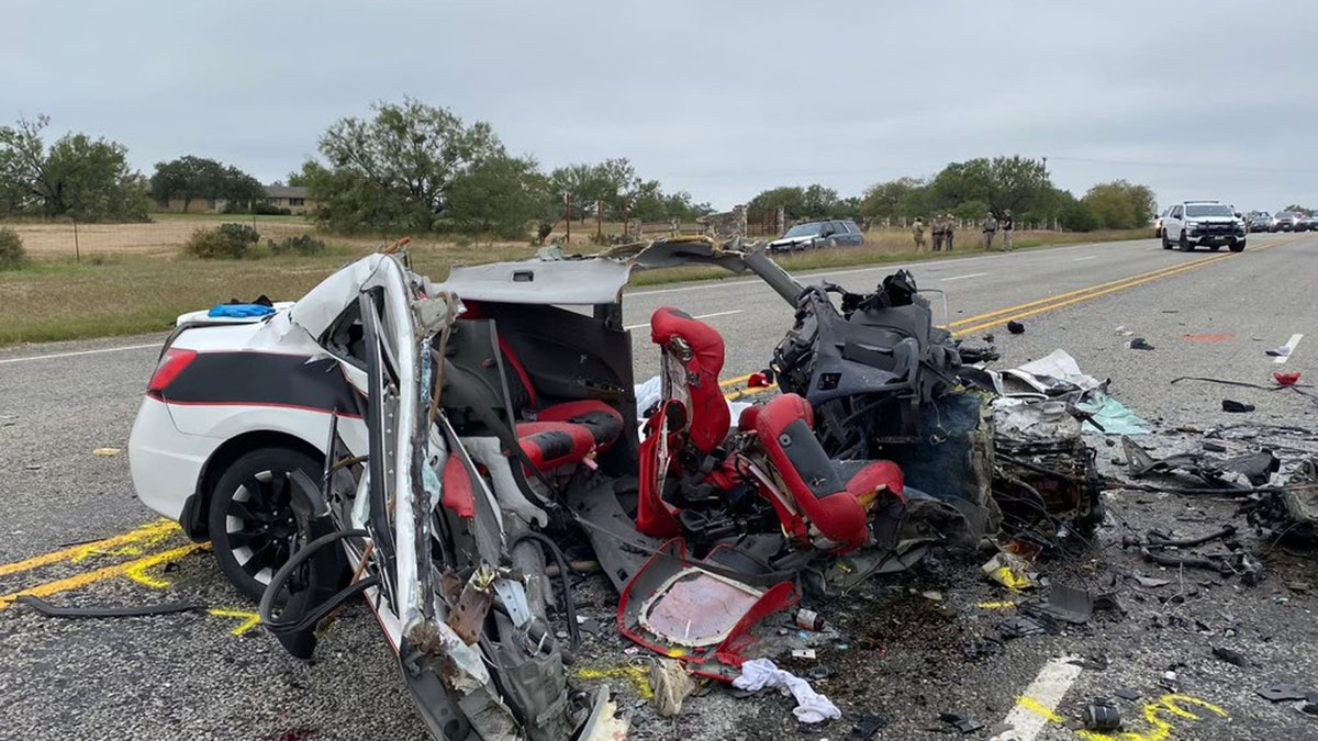 2 Americans, 5 illegal migrants killed after human smuggling car hits SUV: authorities