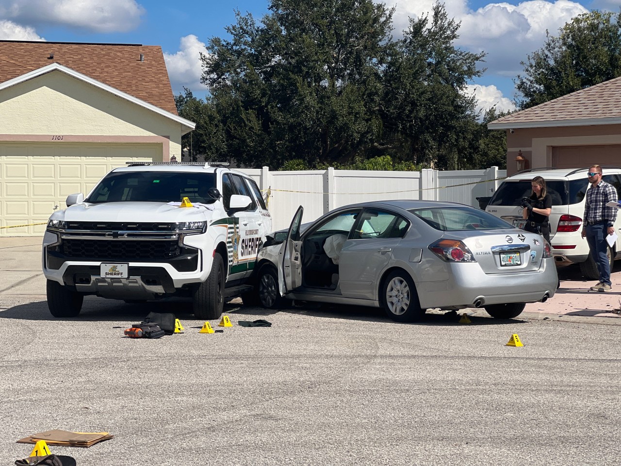 Graphic video: Man strikes Florida deputies with car