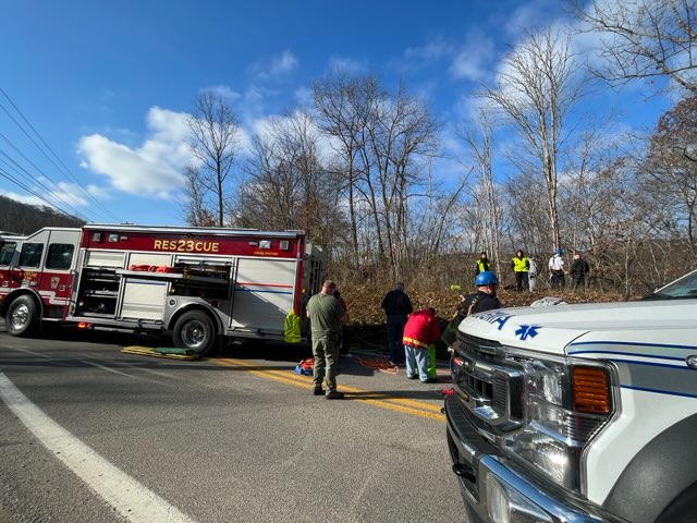 1 dead after car goes over embankment in Morgantown