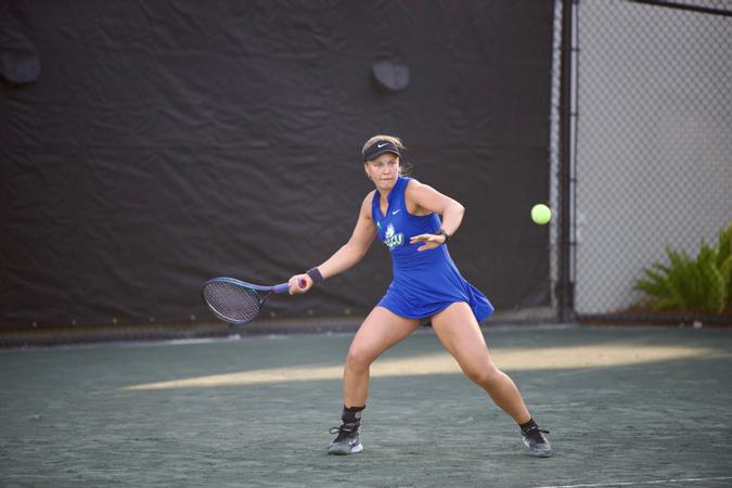 Women’s tennis earn two wins over Notre Dame