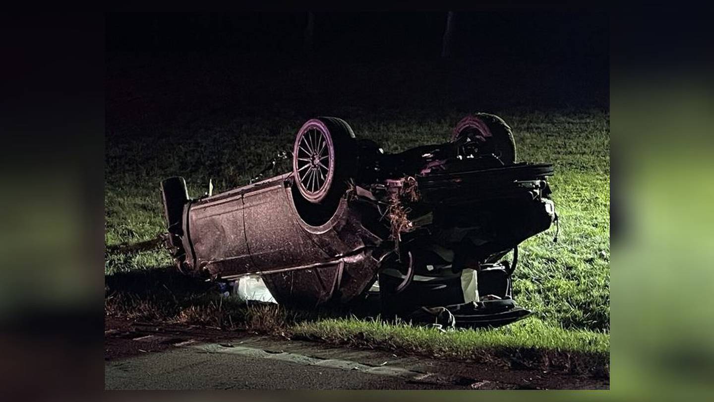 2 hospitalized after being thrown from car during rollover crash in Greene Co.