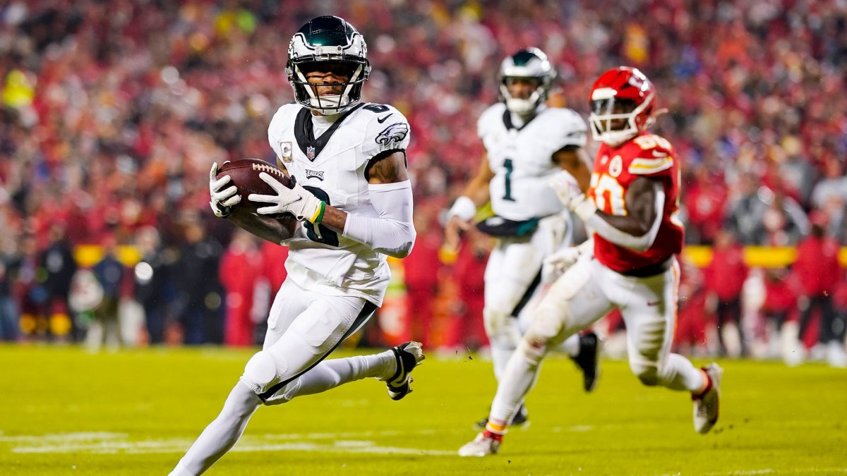 DeVonta Smith saves the day but misses 100 in Eagles’ win over Chiefs