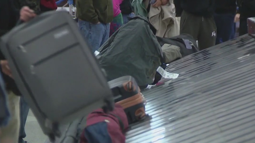 Thousands endure rainy weather on busy travel day ahead of Thanksgiving