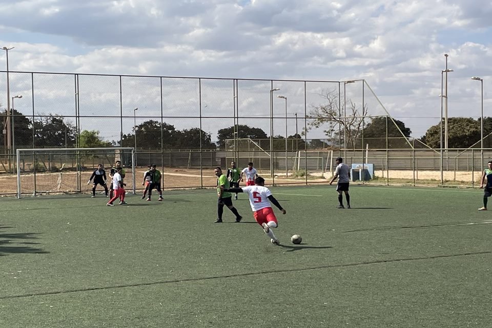 Atletas de 18 etnias participam de torneio de futebol indígena no DF