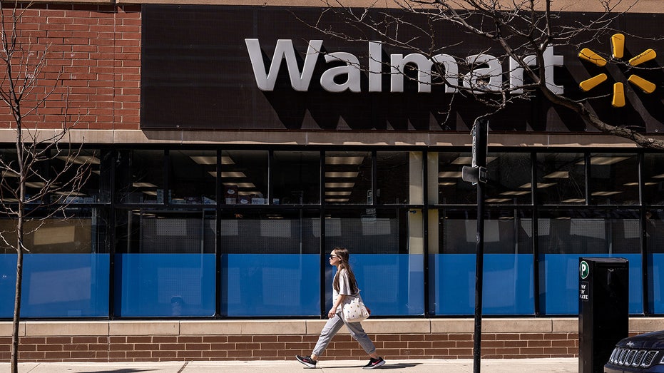 Walmart aims to lower food costs to entice customers to buy other products