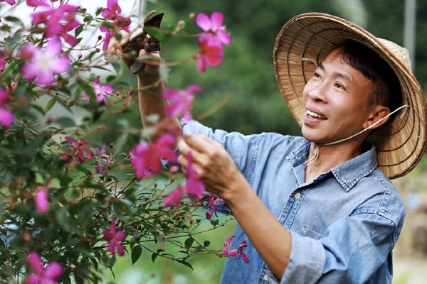 Ly hôn để lại nhà cho vợ cũ cùng 3 con, ca sĩ Việt Hoàn hiện sống ra sao?