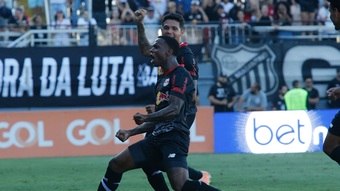 Bragantino vence o Corinthians e se mantém vivo na luta pelo título do Brasileirão