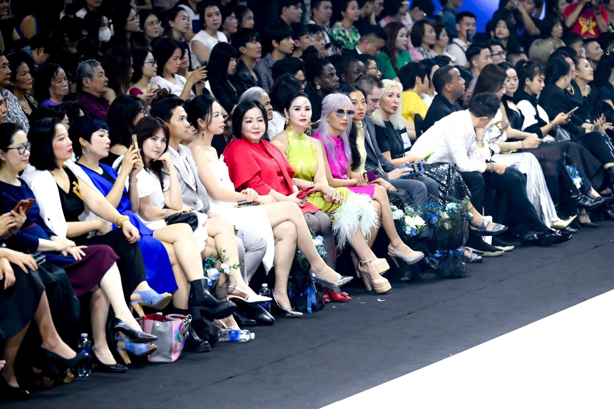 ‘Nữ hoàng hoa hồng’ nổi bật trên thảm đỏ Vietnam International Fashion Week