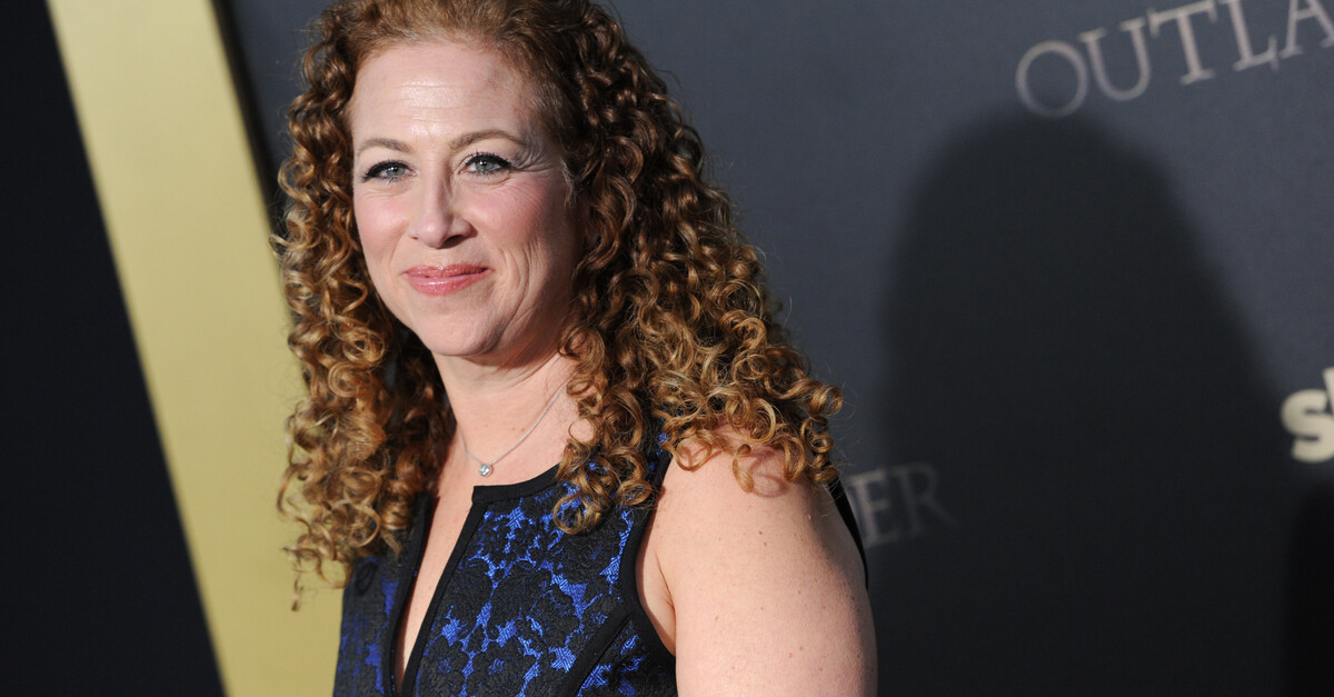 Best-selling author Jodi Picoult says Menomonee Falls School District