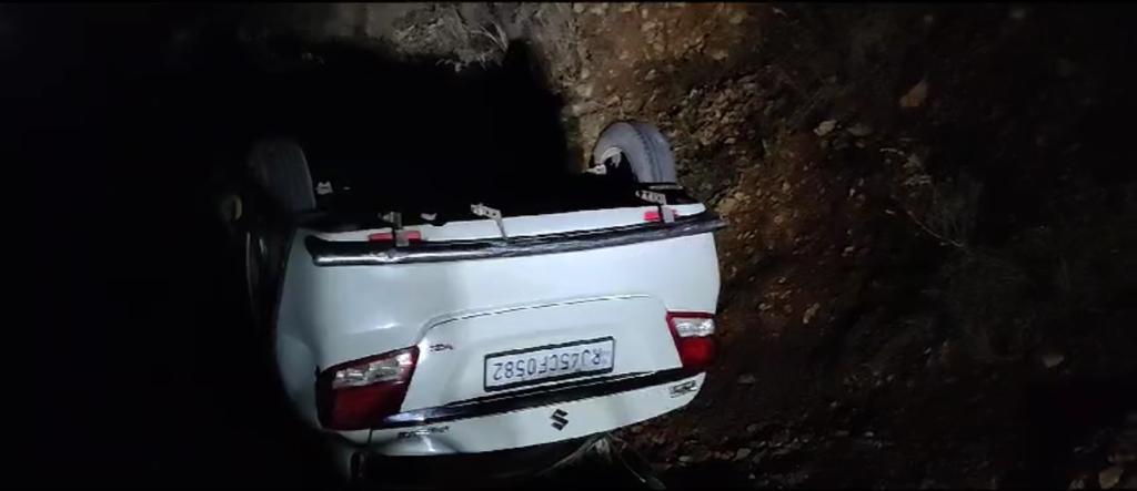 कार की टक्कर से बाइक सवार घायल, कार पलटी