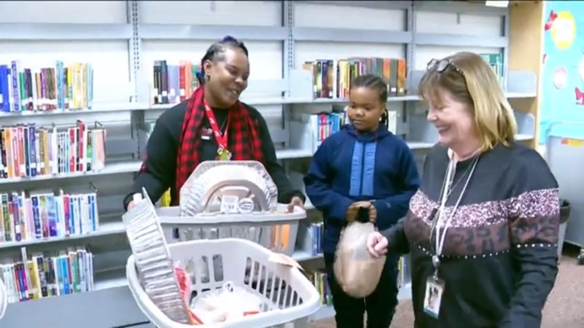 Walbridge Elementary School provides families with Thanksgiving food