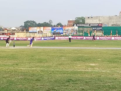 Kushinagar News: क्रिकेट प्रतियोगिता में मेजबान को हराकर फाइनल में पहुंचा प्रयागराज