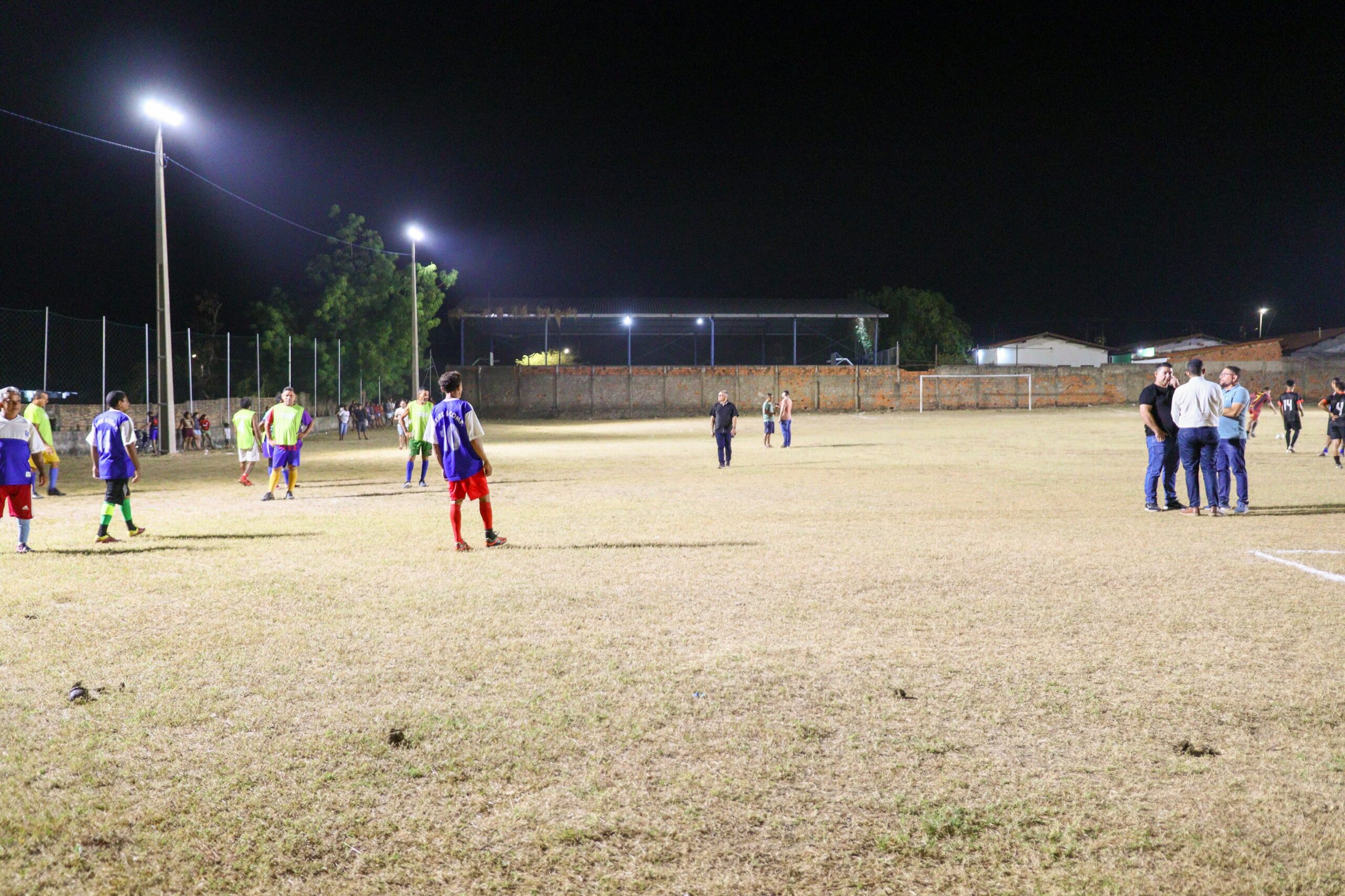 Prefeito Dr. Pessoa inaugura iluminação de campo de futebol no Residencial Leonel Brizola