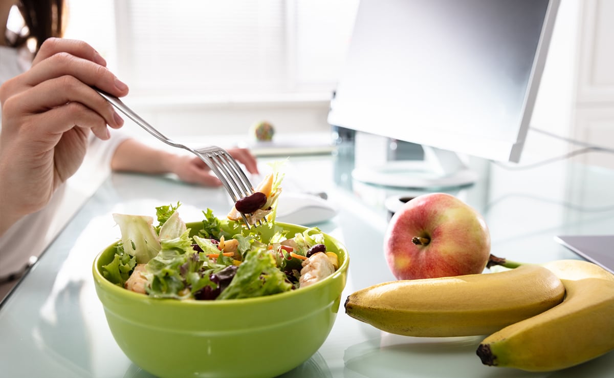 Busy Schedule? Try These 5 Easy Tips To Eat Healthy In Between Work