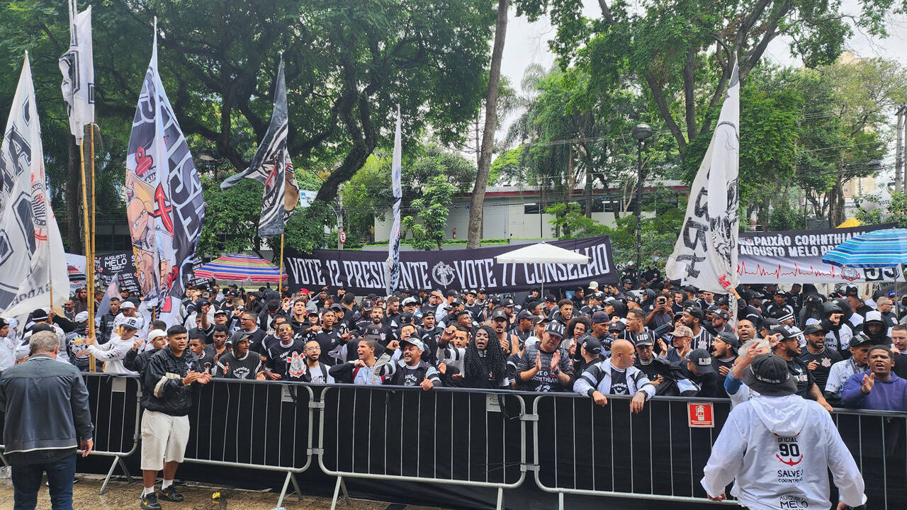 Torcida do Corinthians protesta durante eleições presidenciais do clube