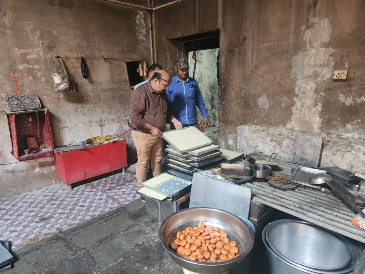 खाद्य सुरक्षा टीम ने दूषित मिठाई नष्ट करवाई: 6 दुकानों का किया निरीक्षण, 10 नमूने लिए