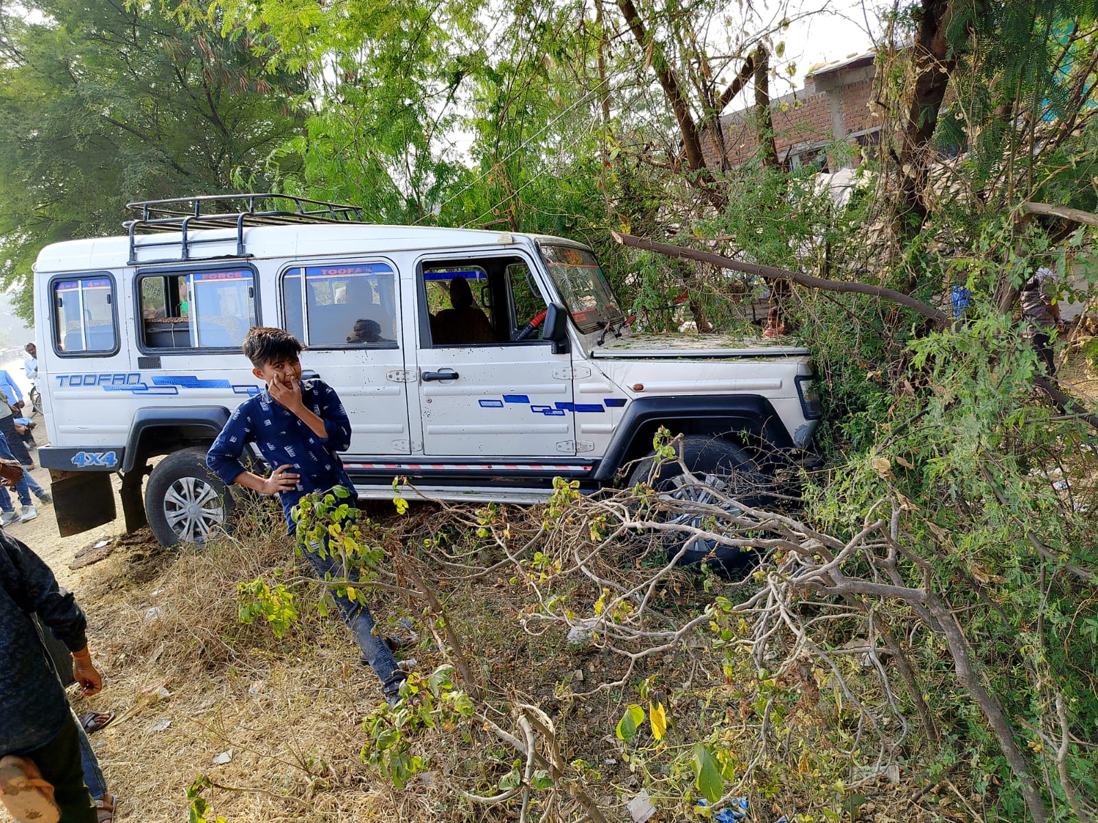 कार ने पीछे से बाइक सवार दंपती को मारी टक्कर, घायल