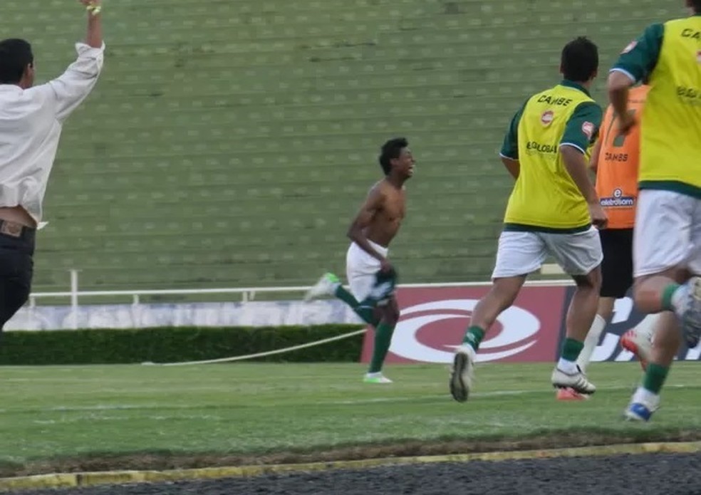 Em outro patamar, Bruno Henrique volta ao Parque do Sabiá, estádio onde marcou 1º gol como profissional