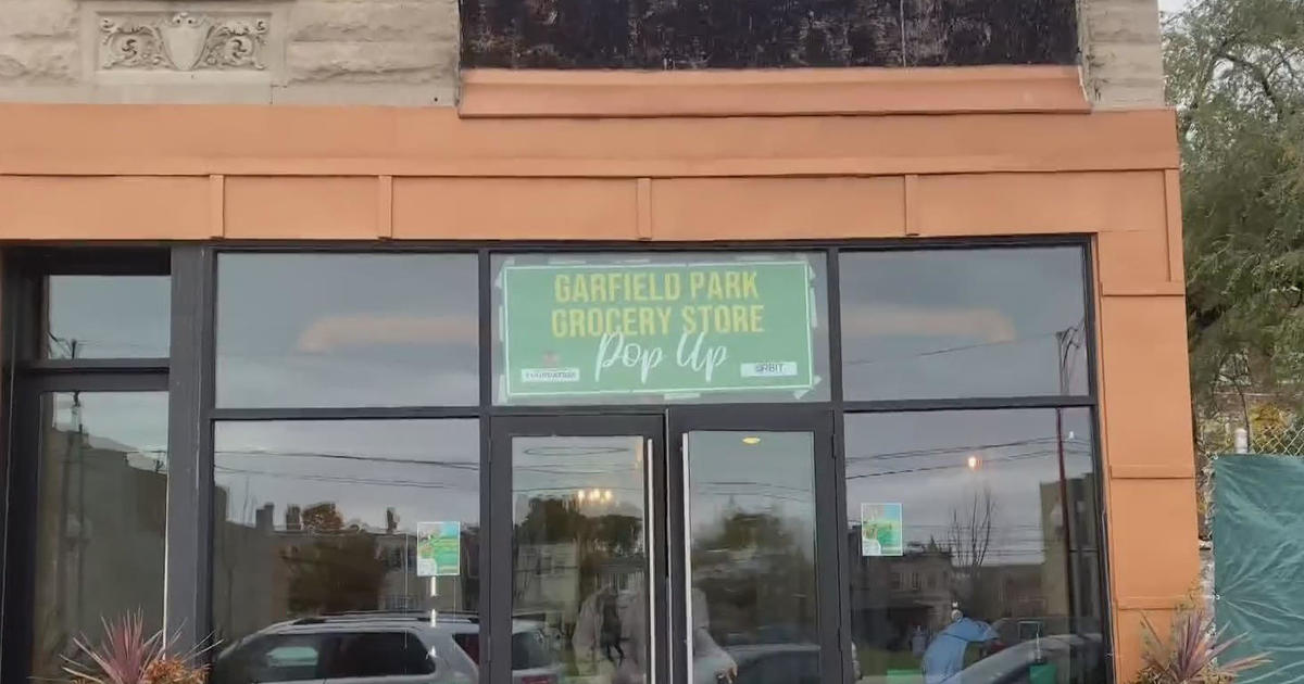 Pop-up grocery store helping to fill food void for residents on Chicago’s West Side