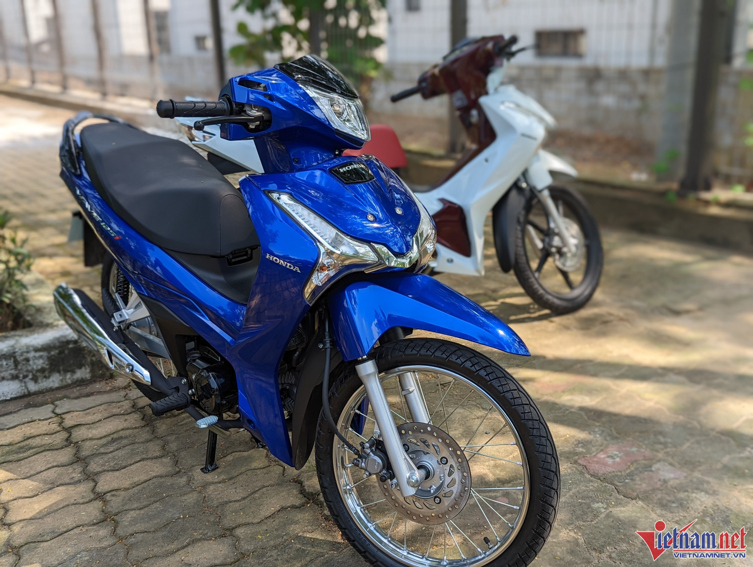 Honda Dream huyền thoại 2024 nhập về Việt Nam hét giá gấp đôi xe SH