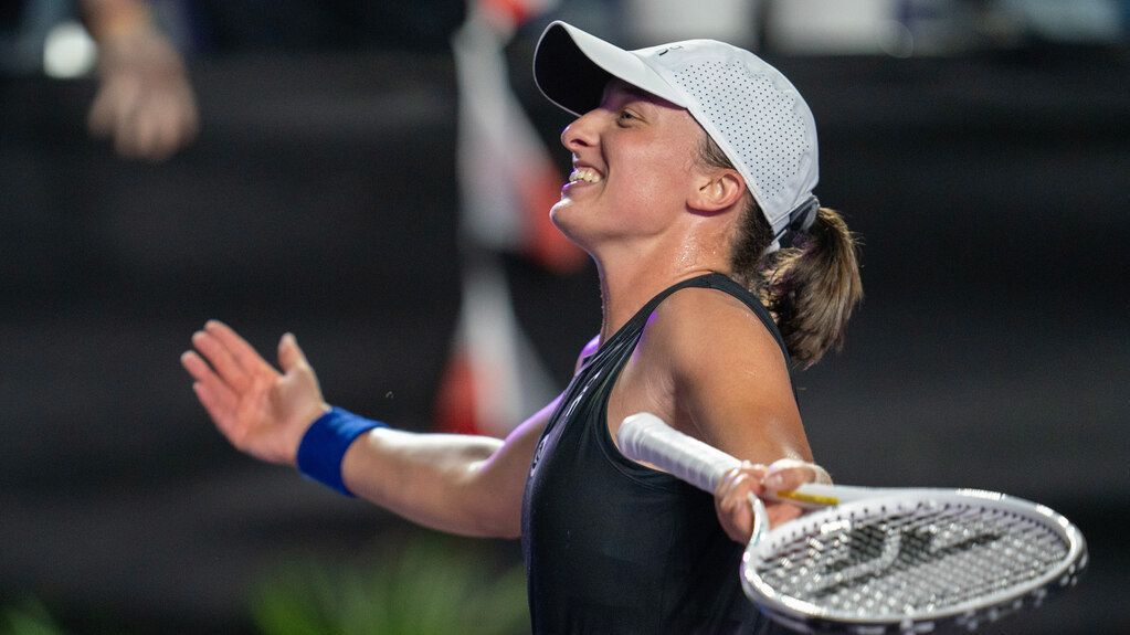 Swiatek bests No. 1 Sabalenka in WTA Finals semi