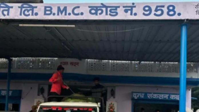 सरस डेयरी की BMC से जब्त मिलावटी दूध को सही बताने वाले डेयरी अध्यक्ष, एमडी और क्वालिटी कंट्रोलर सहित 4 पर केस