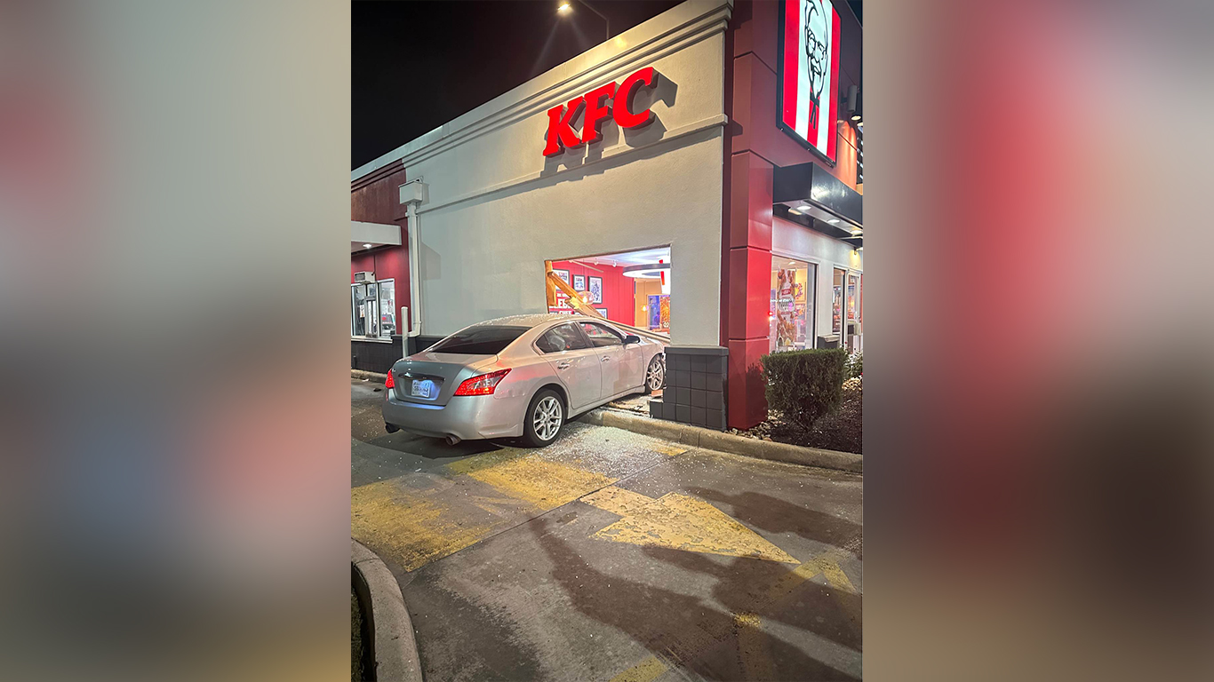 Harris County chase ends after car crashes into KFC, suspect still on the loose: law enforcement