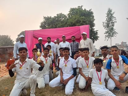 Deoria News: माध्यमिक विद्यालयी जनपदीय क्रिकेट में भाटपाररानी तहसील बनी विजेता