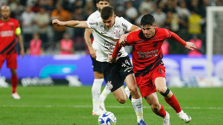 Corinthians vence com frangaço de goleiro do Athletico e vê Z4 mais longe