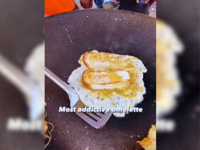 स्ट्रीट वेंडर ने आमलेट में रजनीगंधा मिलाकर बना दिया अजीबोगरीब bread omelette