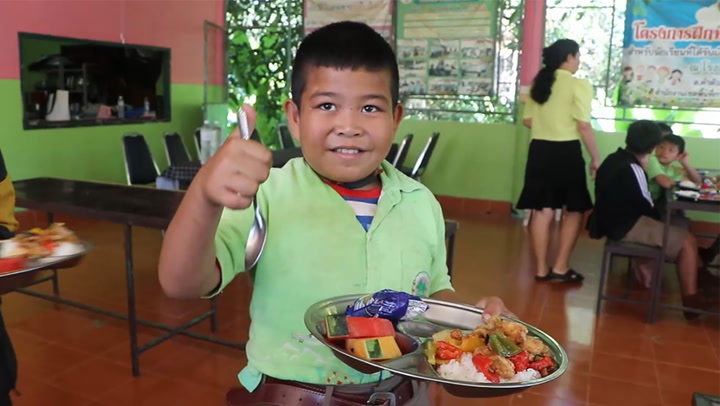 โรงอาหารในฝัน เปิดใจคุณครู จัดเต็มเมนูมื้อกลางวัน ตักให้เด็กๆ ล้นถาด