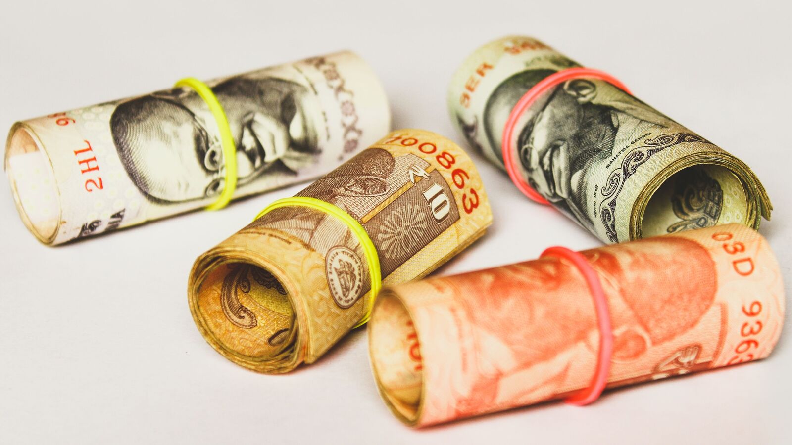 New Year 2024: 4 personal financial advisors advise important money mantras