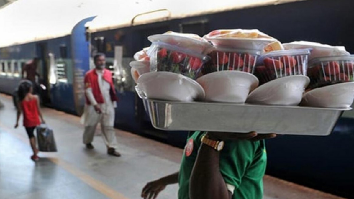 Indian Railways: भारत गौरव यात्रा ट्रेन में 90 यात्रियों को फूड पॉइजिनिंग, रेलवे ने दी सफाई