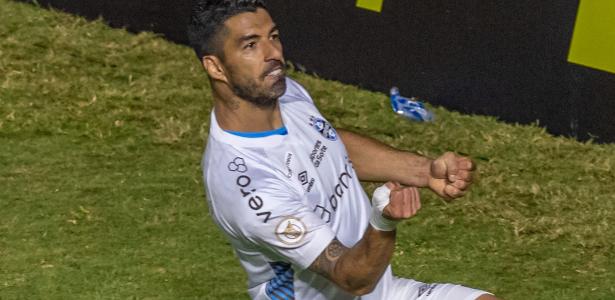 Grêmio vira contra Botafogo com 3 de Suárez, e Brasileiro tem empate triplo