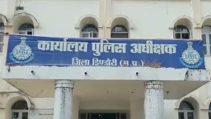 Dindori में लिफ्ट देने के बहाने चलती कार में नाबालिग से दुष्कर्म, आरोपी अब भी पुलिस की गिरफ्त से हैं दूर